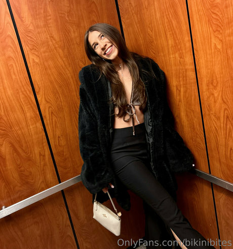Naakte gelekte OnlyFans-foto van Bikinibites