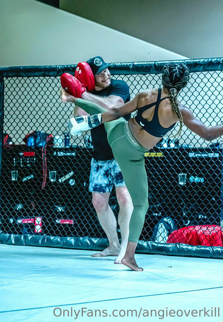 Naakte gelekte OnlyFans-foto van Angieoverkill