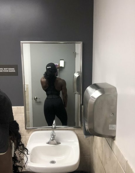Naakte gelekte OnlyFans-foto van Ebonymuscle