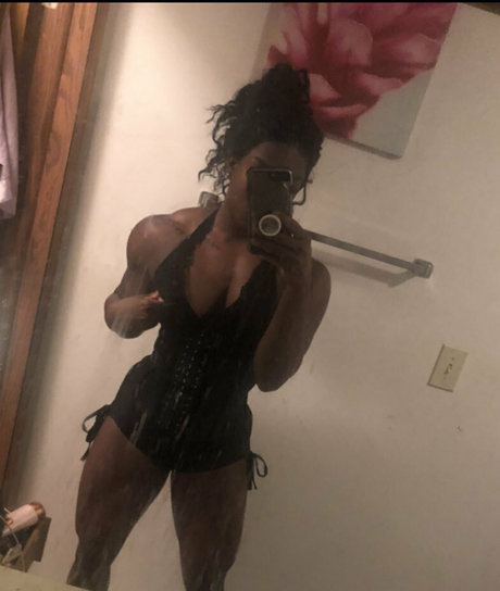 Naakte gelekte OnlyFans-foto van Ebonymuscle