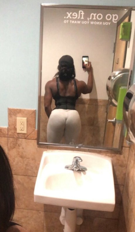 Naakte gelekte OnlyFans-foto van Ebonymuscle