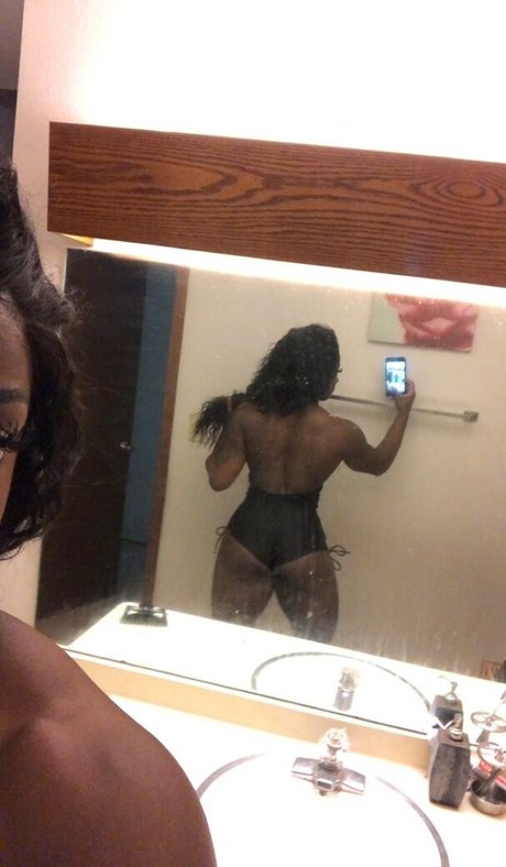 Naakte gelekte OnlyFans-foto van Ebonymuscle