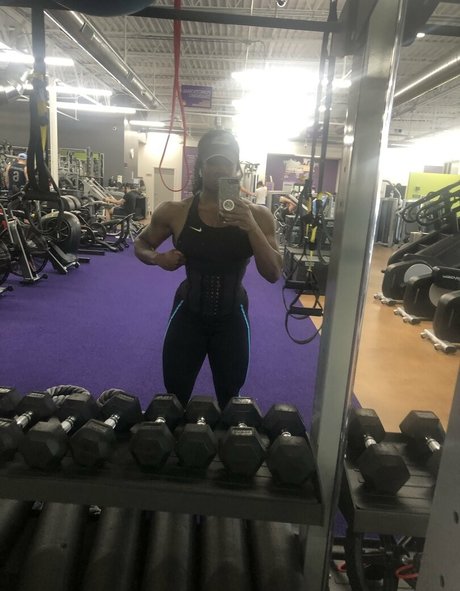 Naakte gelekte OnlyFans-foto van Ebonymuscle