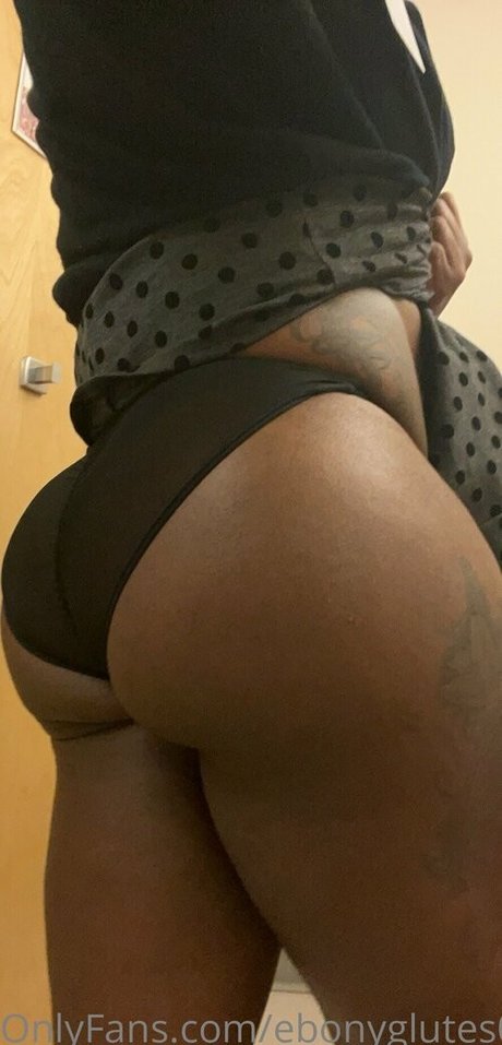 Naakte gelekte OnlyFans-foto van Ebonyglutes01