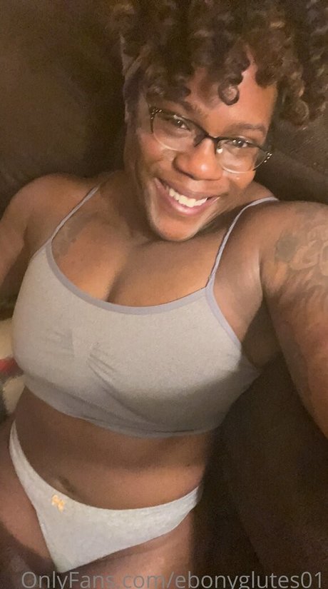Naakte gelekte OnlyFans-foto van Ebonyglutes01