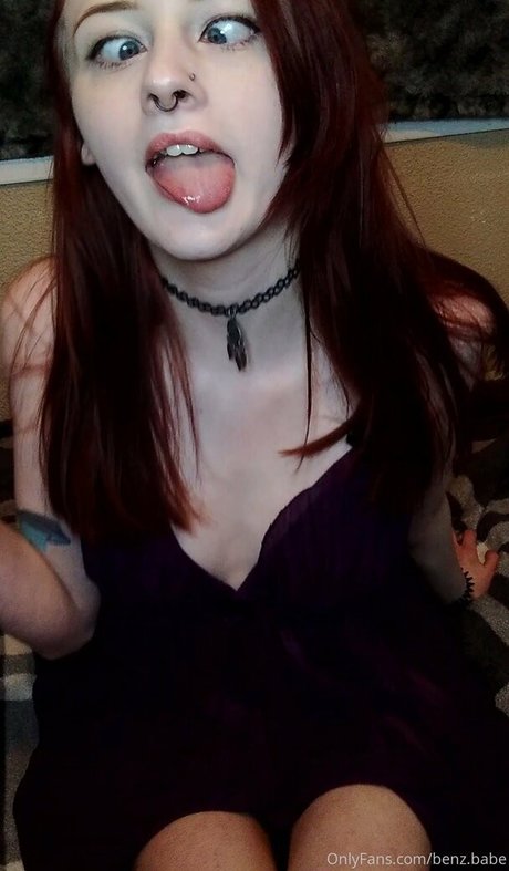 Naakte gelekte OnlyFans-foto van Benzbabe