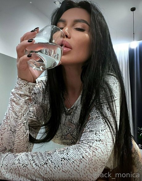 Naakte gelekte OnlyFans-foto van Blackmonica