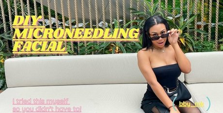 Naakte gelekte OnlyFans-foto van Thatonegirlmikeyvlogs