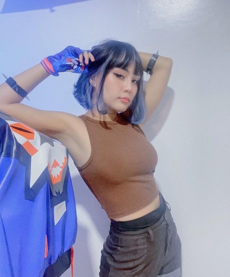 Naakte gelekte OnlyFans-foto van Mika Daime