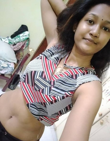 Naakte gelekte OnlyFans-foto van Indian Exhibition