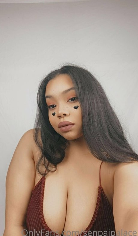 Naakte gelekte OnlyFans-foto van Senpaipalace