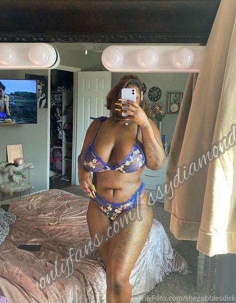 Naakte gelekte OnlyFans-foto van Shegobblesdick
