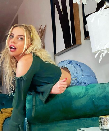 Naakte gelekte OnlyFans-foto van Violet Benson