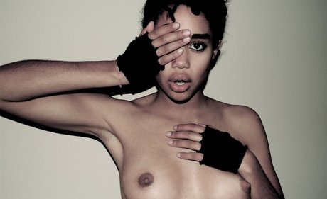 Naakte gelekte OnlyFans-foto van Laura Harrier