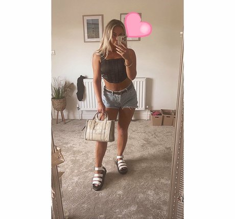 Naakte gelekte OnlyFans-foto van Darcy Ingle