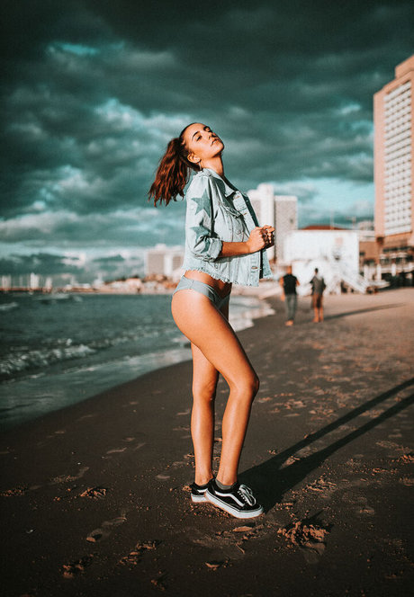 Naakte gelekte OnlyFans-foto van Emanuelle Kadosh