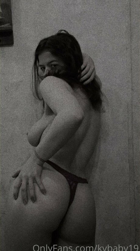 Naakte gelekte OnlyFans-foto van Kybaby19