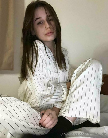 Naakte gelekte OnlyFans-foto van Emilage