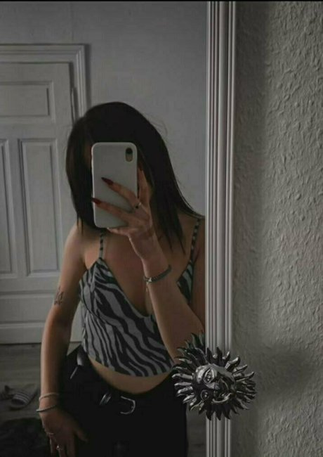 Naakte gelekte OnlyFans-foto van Emilage