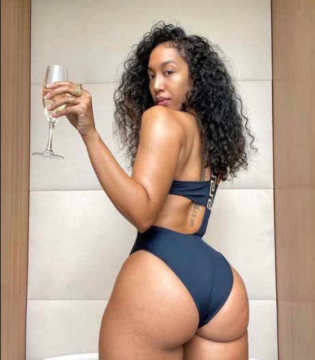 Naakte gelekte OnlyFans-foto van Aishaaamarie