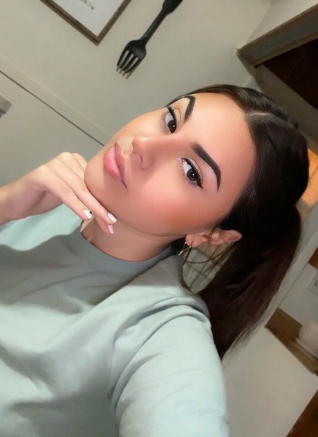 Naakte gelekte OnlyFans-foto van Savtiva