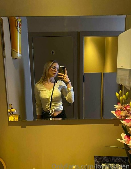 Naakte gelekte OnlyFans-foto van Karentang