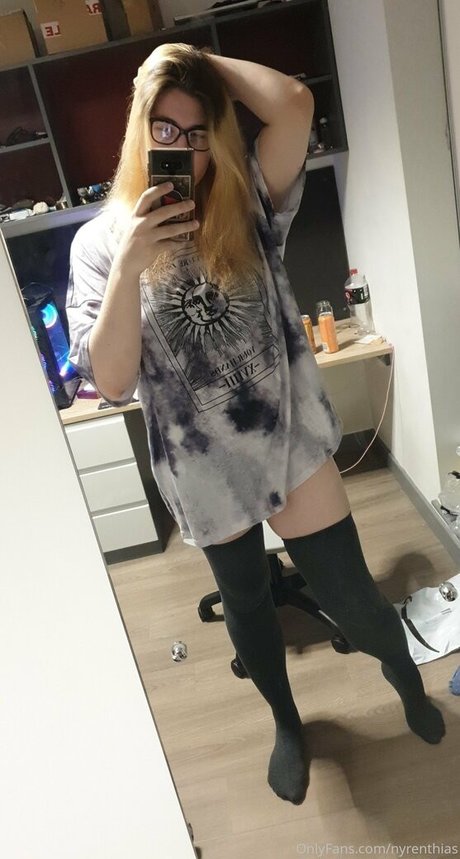 Naakte gelekte OnlyFans-foto van Nyrenthias
