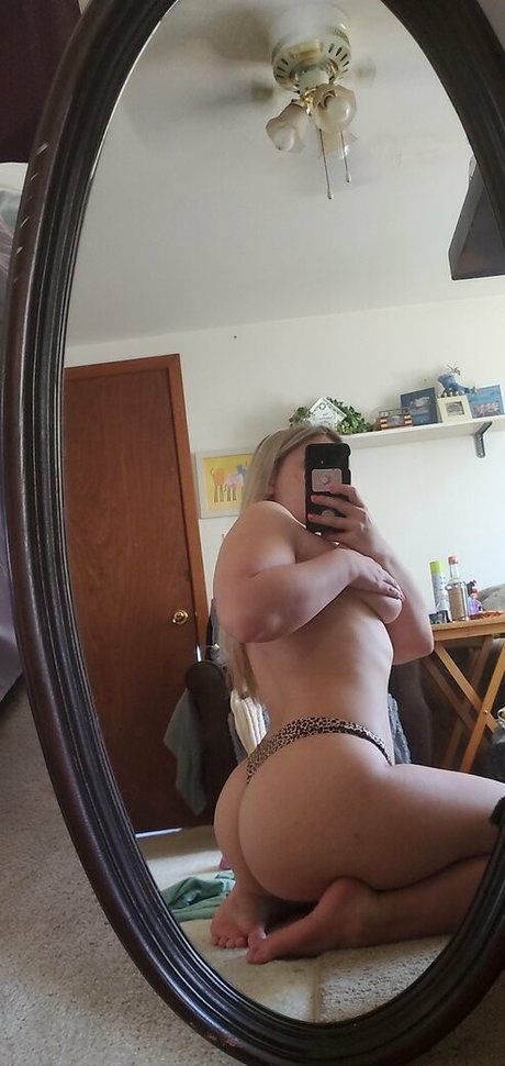 Naakte gelekte OnlyFans-foto van Arosee420