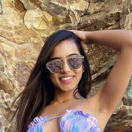 Naakte gelekte OnlyFans-foto van Simranrij