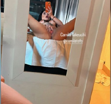 Naakte gelekte OnlyFans-foto van Camila Takeuchi