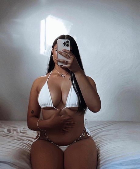 Naakte gelekte OnlyFans-foto van Taylaraywhite