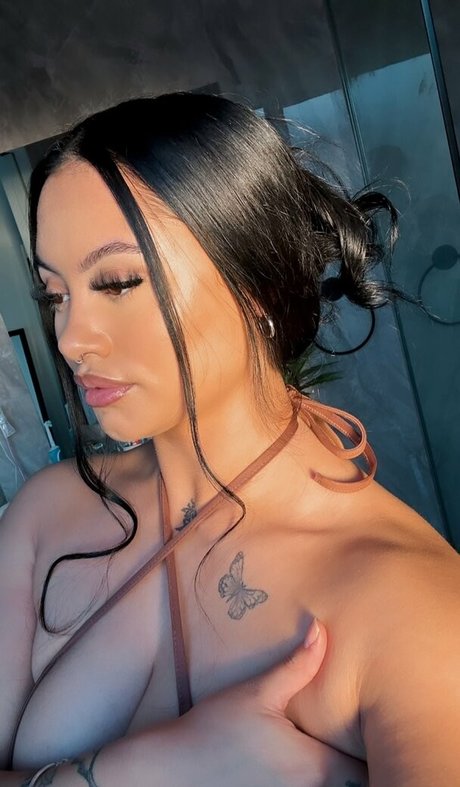 Naakte gelekte OnlyFans-foto van Taylaraywhite
