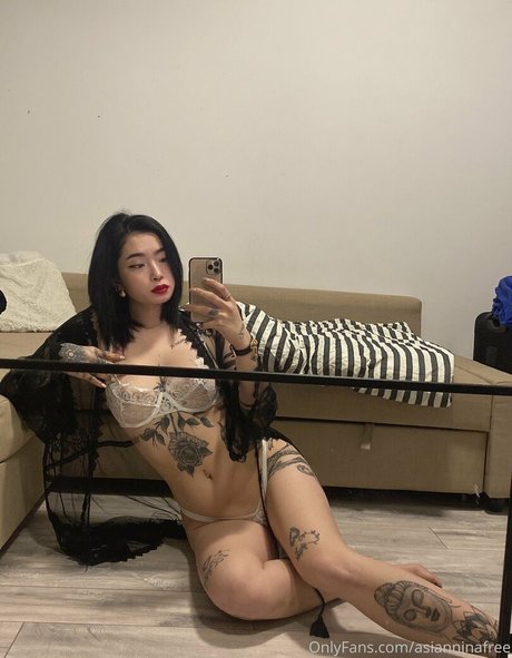 Naakte gelekte OnlyFans-foto van Asianiina