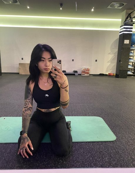 Naakte gelekte OnlyFans-foto van Asianiina