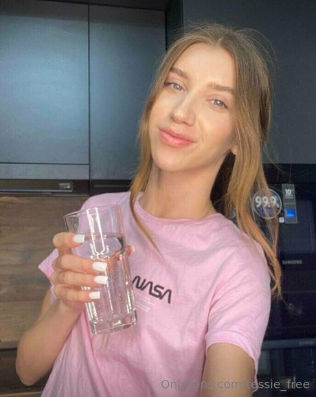Naakte gelekte OnlyFans-foto van Tessiefree