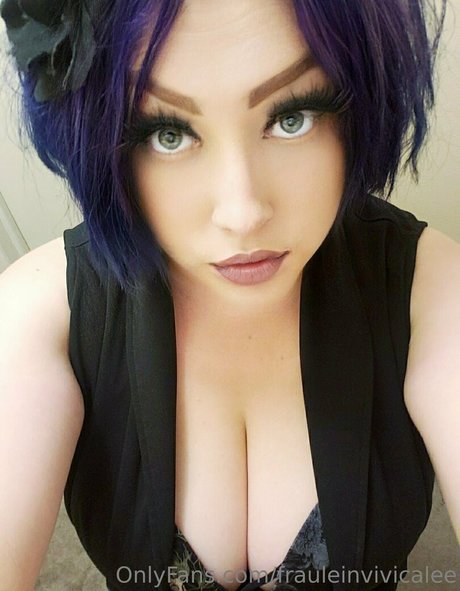 Naakte gelekte OnlyFans-foto van Frauleinvivicalee