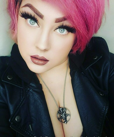 Naakte gelekte OnlyFans-foto van Frauleinvivicalee