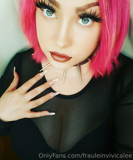 Naakte gelekte OnlyFans-foto van Frauleinvivicalee