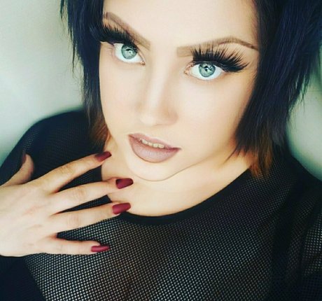 Naakte gelekte OnlyFans-foto van Frauleinvivicalee