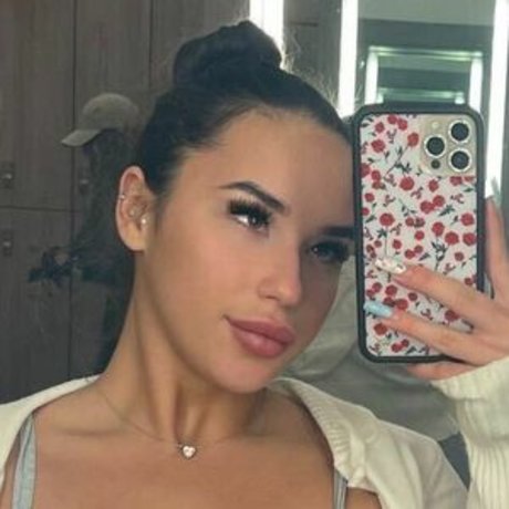 Naakte gelekte OnlyFans-foto van Leilah Skys