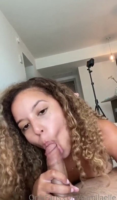 Naakte gelekte OnlyFans-foto van Camila Elle