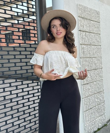Naakte gelekte OnlyFans-foto van Alondra Larson