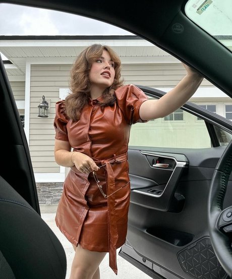 Naakte gelekte OnlyFans-foto van Alondra Larson
