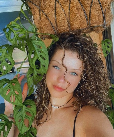 Naakte gelekte OnlyFans-foto van Hispanic