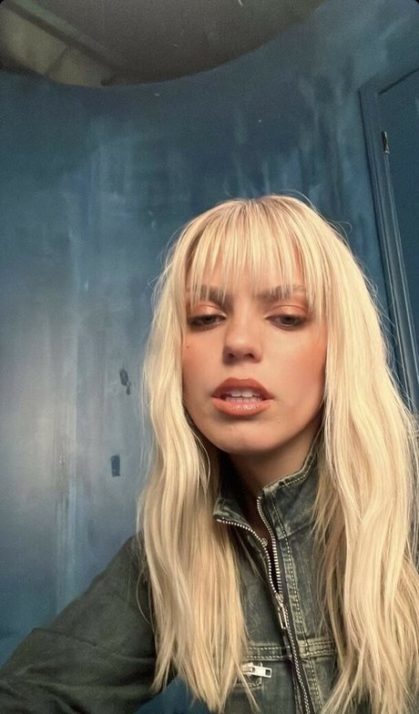 Naakte gelekte OnlyFans-foto van Renee Rapp