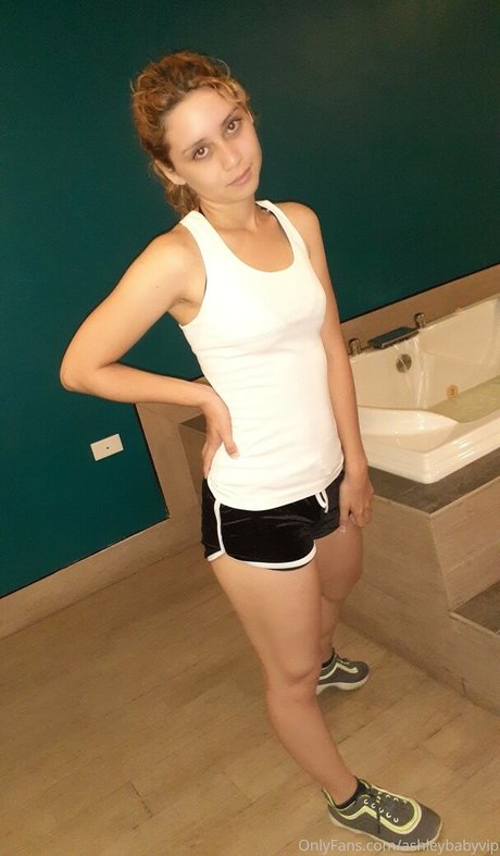 Naakte gelekte OnlyFans-foto van Naughtystudentfree