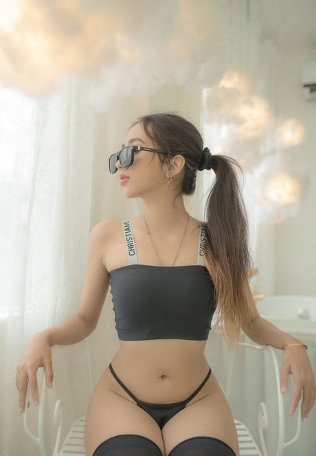 Naakte gelekte OnlyFans-foto van Mercury Nguyen