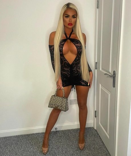 Naakte gelekte OnlyFans-foto van Courtney Doyle