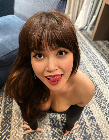 Naakte gelekte OnlyFans-foto van Asianeyesv