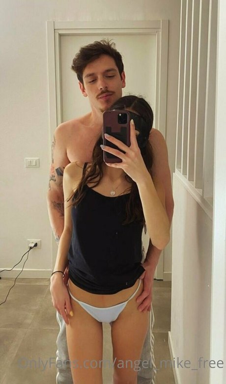 Naakte gelekte OnlyFans-foto van Angelmikefree